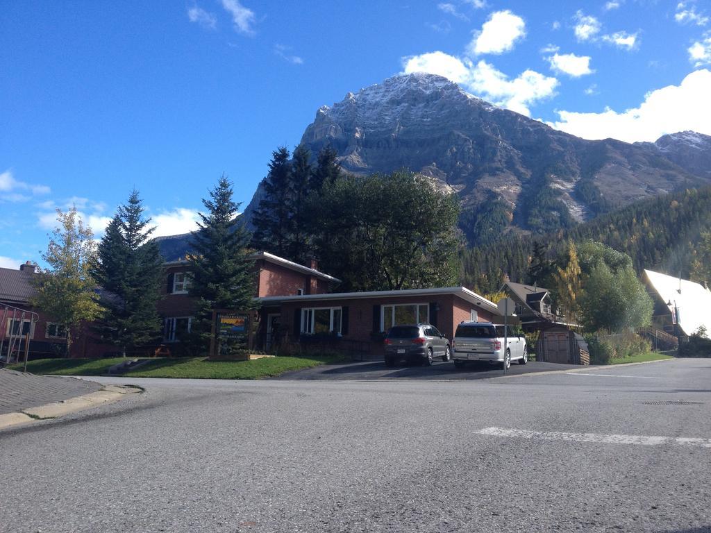 Canadian Rockies Inn - Adults Only Field Exterior photo