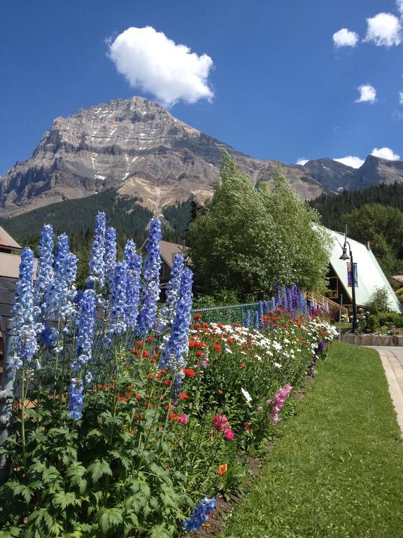 Canadian Rockies Inn - Adults Only Field Exterior photo